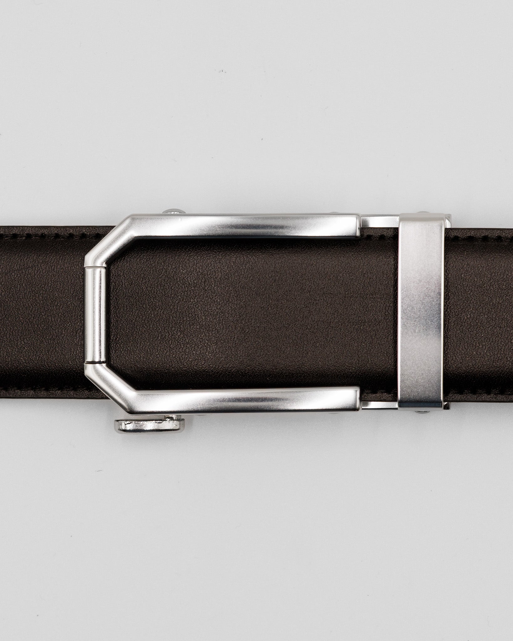 Modern bæltespænde i sølv til herrebælte