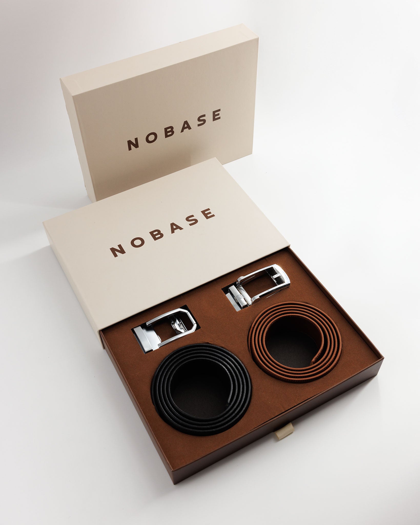 Gaveboks med to læderbælter til herre i full-grain læder