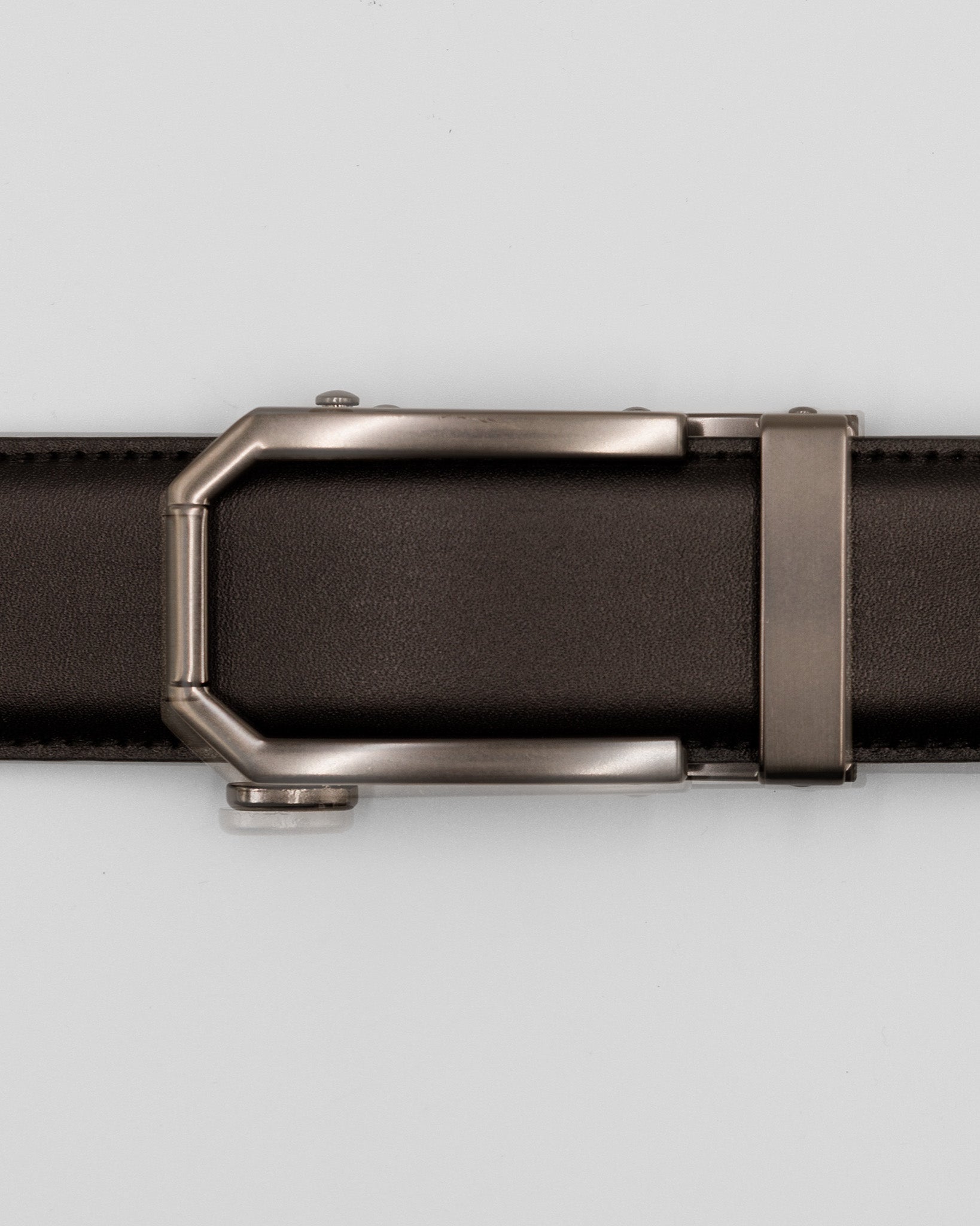 Modern bæltespænde i grå til herrebælte