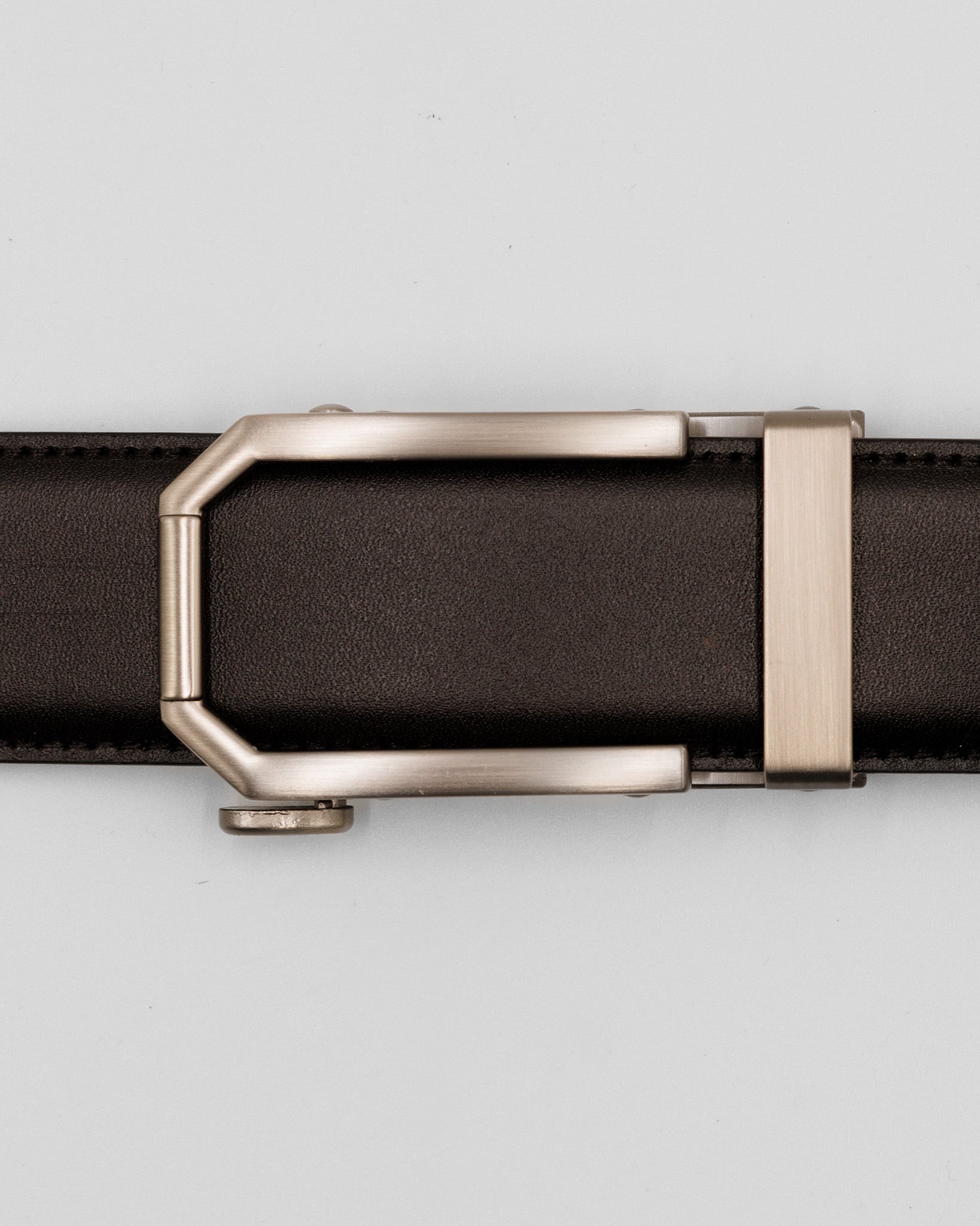 Modern bæltespænde i mat sølv til herrebælte